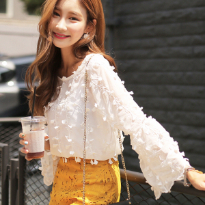 立体花朵喇叭袖蕾丝上衣