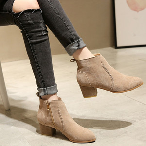 尖头粗跟翻毛皮短靴