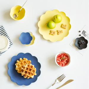 日本作家风格花型陶瓷盘