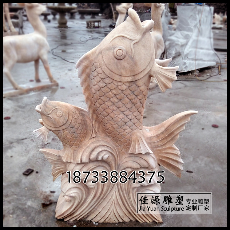 晚霞红石材小鱼喷水雕刻 动物喷泉流水摆件石雕鲤鱼 红色锦鲤雕塑
