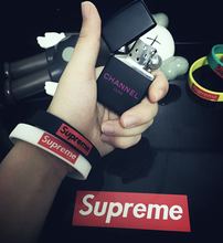硅胶手环黑红色运动手环滑板腕带 提升逼格Supre死飞街拍情侣款