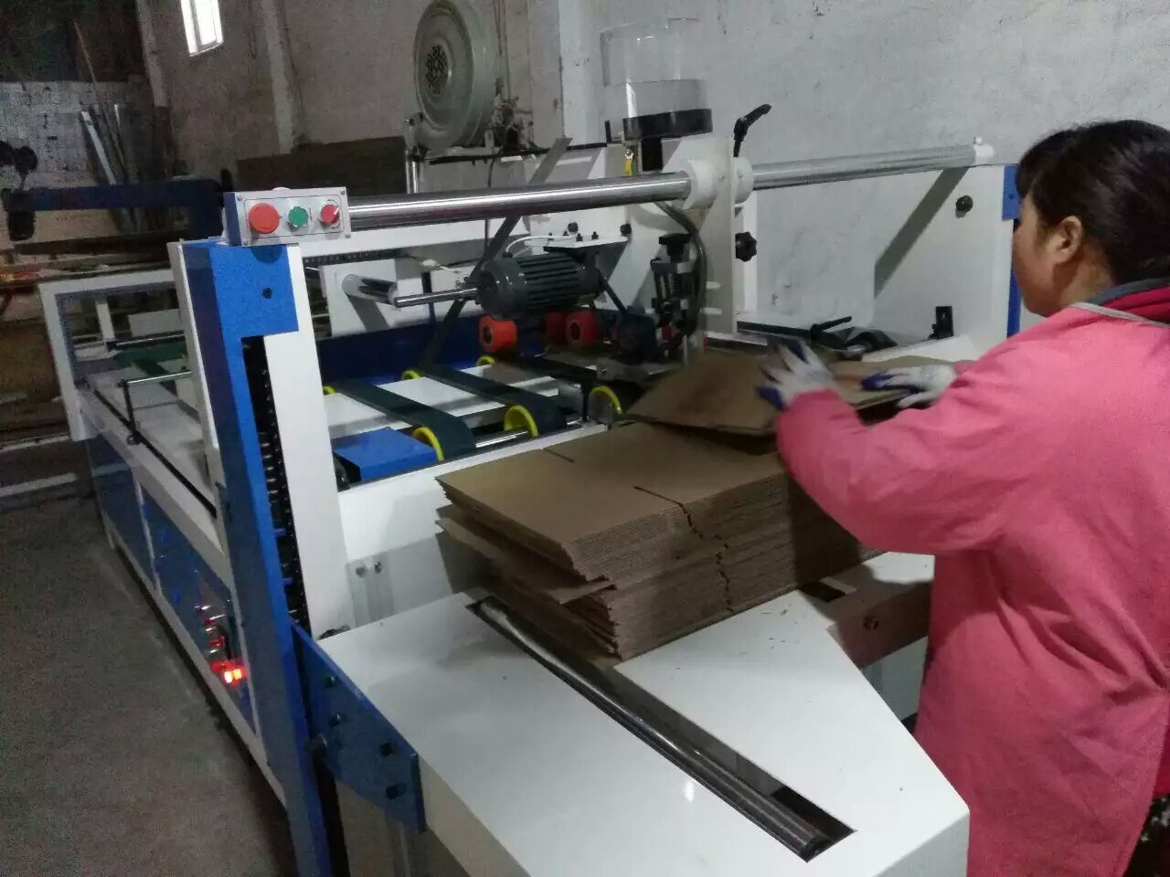 纸箱机械设备2800型半自动粘箱机压盒式粘箱机经济耐用厂家直销