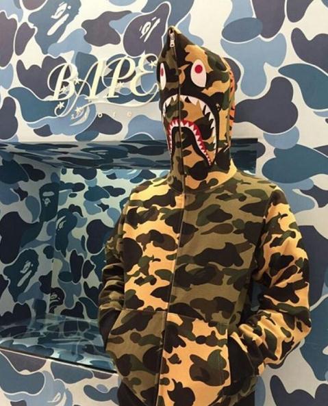 查看淘宝【现货】东京胖黄瓜 bape 1st camo crazy shark 拼接鲨鱼