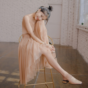 圆领短袖网纱连衣裙