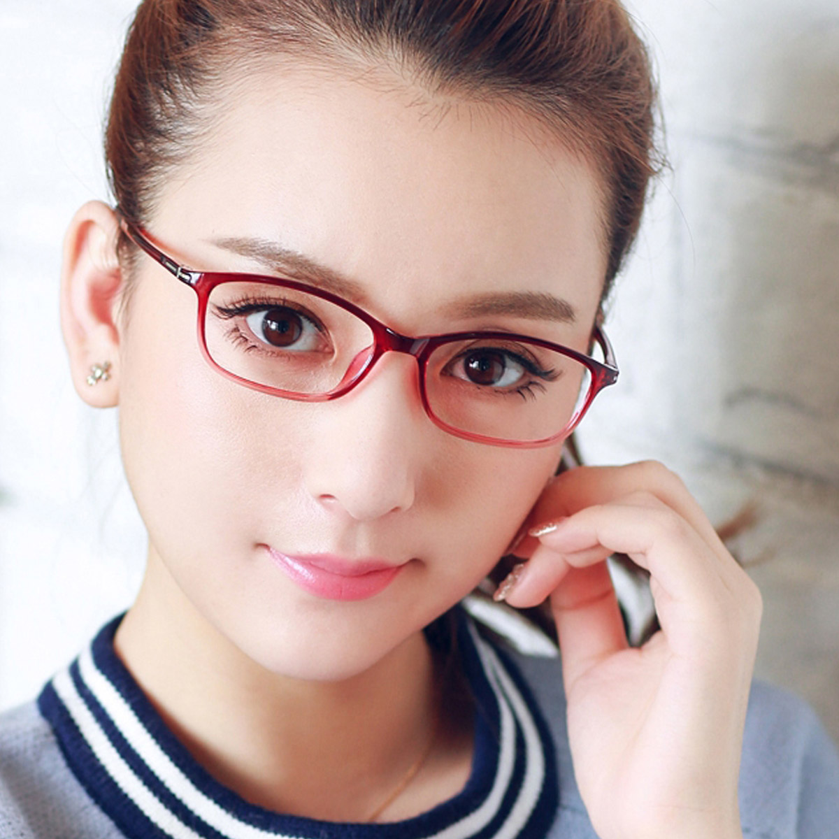 什么近视眼镜框适合脸型小巧的女生,最好有点非主流的感觉的框?