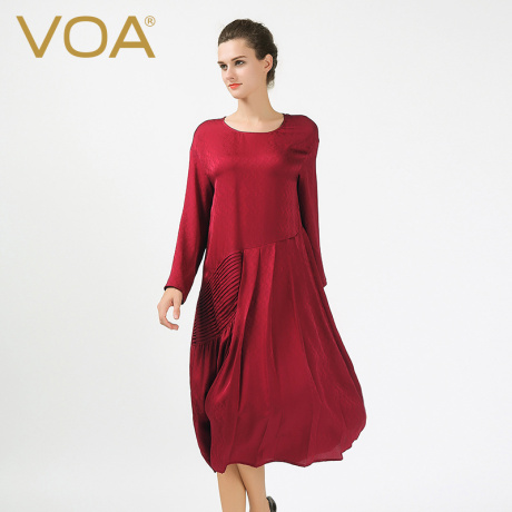 VOA 暗红圆领落肩长袖塔克褶宽松斜腰提花真丝连衣裙A6367商品大图