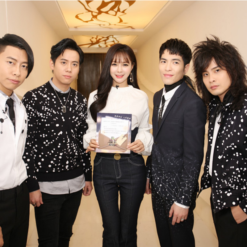 正品[欧美明星同款牛仔裤]欧美明星牛仔裤街拍