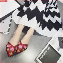 热卖2017春新款绸缎面刺绣花朵民族复古平底鞋女士包头凉拖尖头半