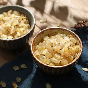 云南掌微古树皂角米