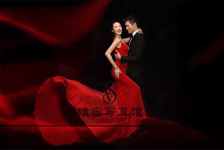 新款影楼韩式情侣主题服装红色拖尾礼服婚纱照深v领露背大摆婚纱