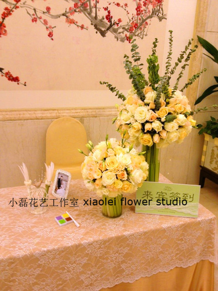 热销婚礼鲜花 北京婚礼布置 香槟色签到台高低