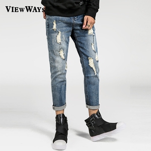 青年膝盖破洞牛仔裤