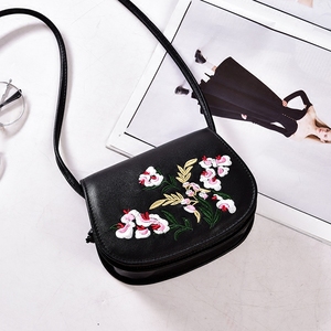 百搭迷斜挎马鞍包