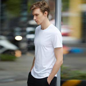 青年纯白t恤