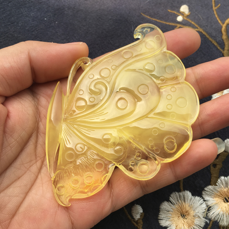 手工雕刻乌克兰天然无优化琥珀蜜蜡金缴蜜苏工精雕侧翼蝴蝶吊坠