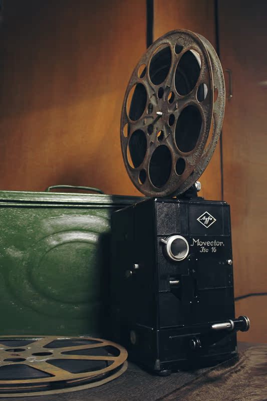 放电影时,到底放映机离屏是相距还是物距.而胶片离是.