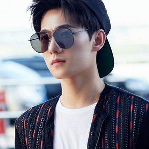 青年透明彩色蛤蟆镜