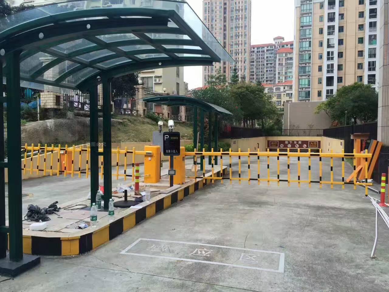 车牌识别栅栏挡车器 道闸 防撞 升降杆 照车牌监控杆