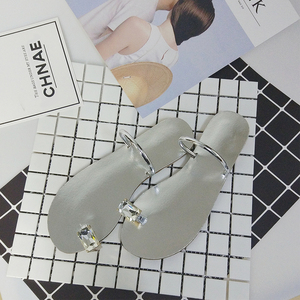 一字带套趾水钻平底凉拖