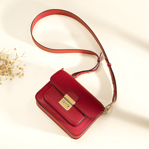 真皮锁扣小方包