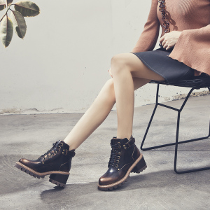 百搭粗跟系带马丁靴
