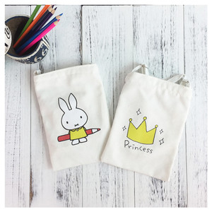 学生斜挎小帆布包