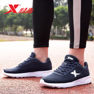 特步青年网面运动鞋