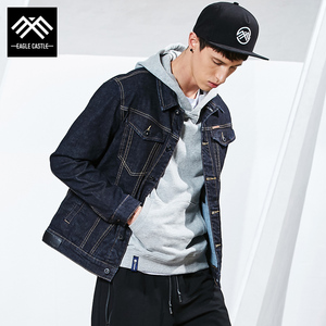 青年黑色牛仔外套