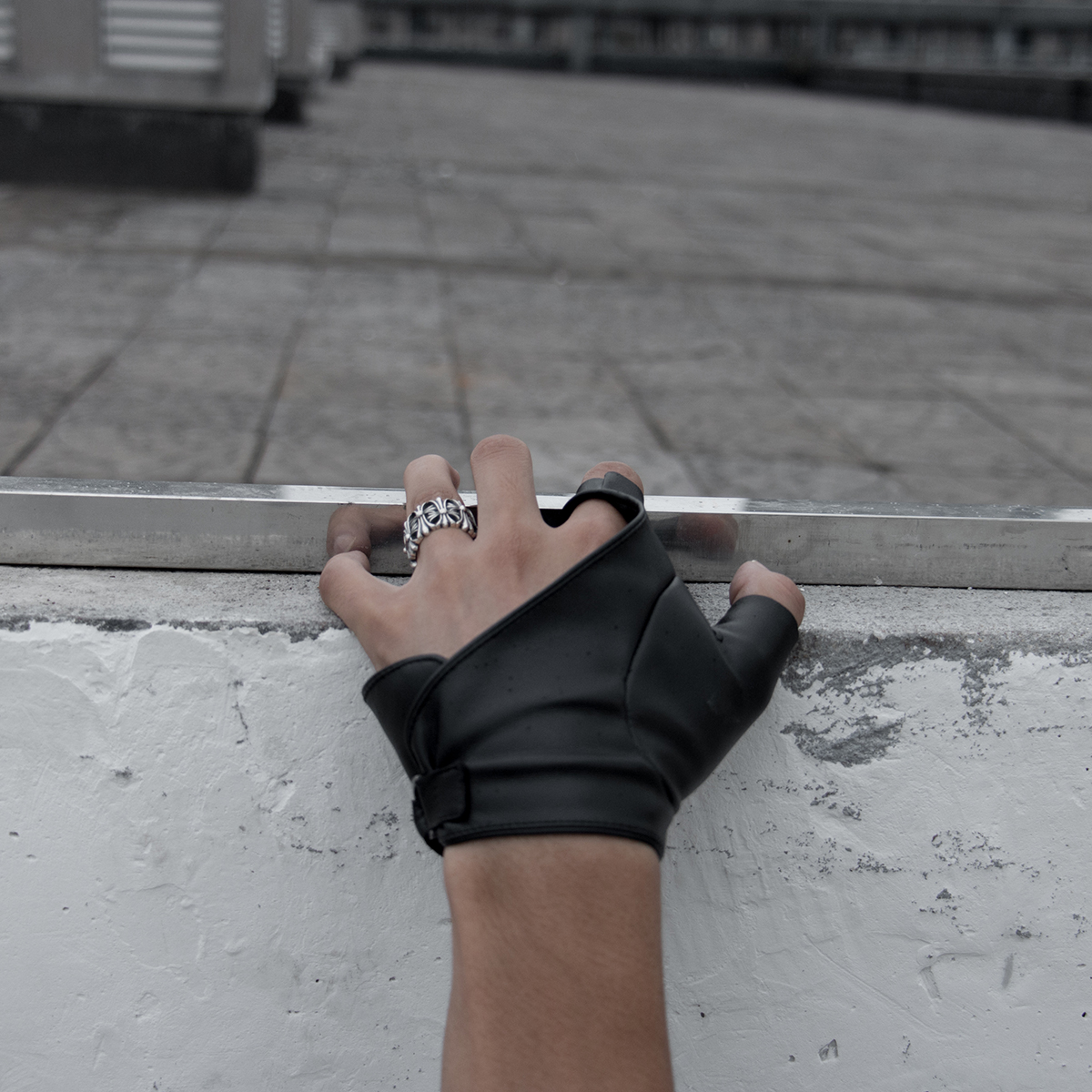 chrrota 新款时尚男士暗黑风短款半手掌pu半指薄款露指机车皮手套