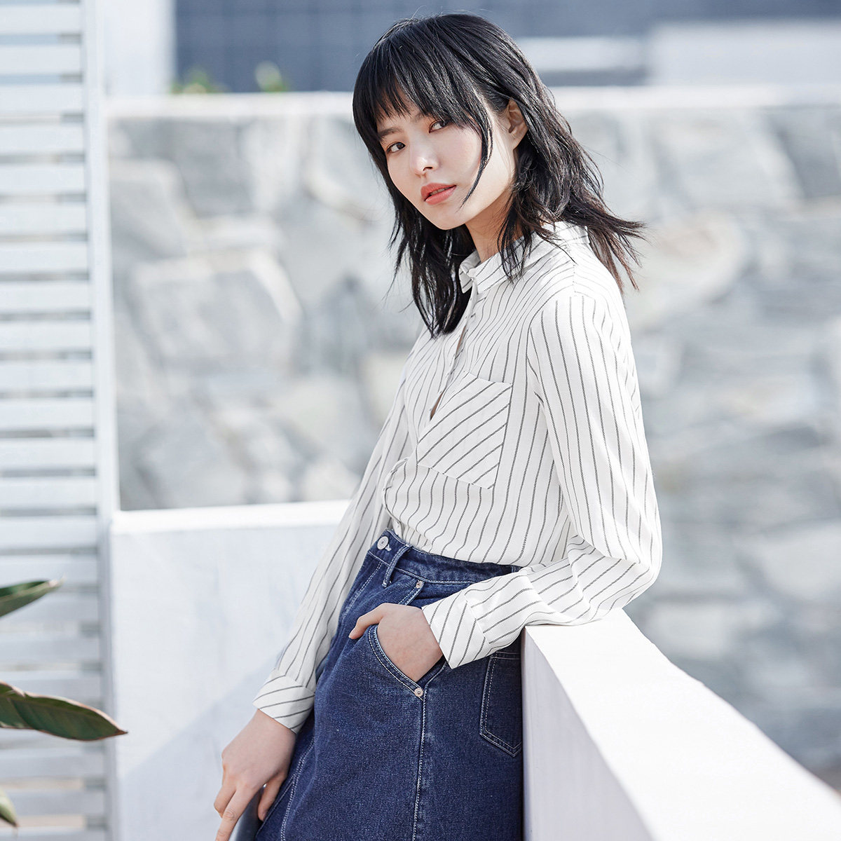 对白2017春季新款 时尚细条纹长袖衬衫女 简约休闲翻领气质衬衣