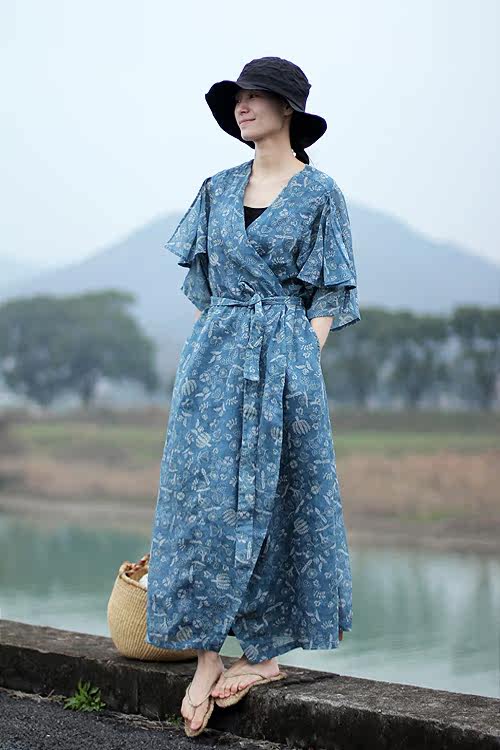壹旧原著夏清透苎麻灰蓝碎花肩袖搭片v领开襟腰部系绳宽松连衣裙