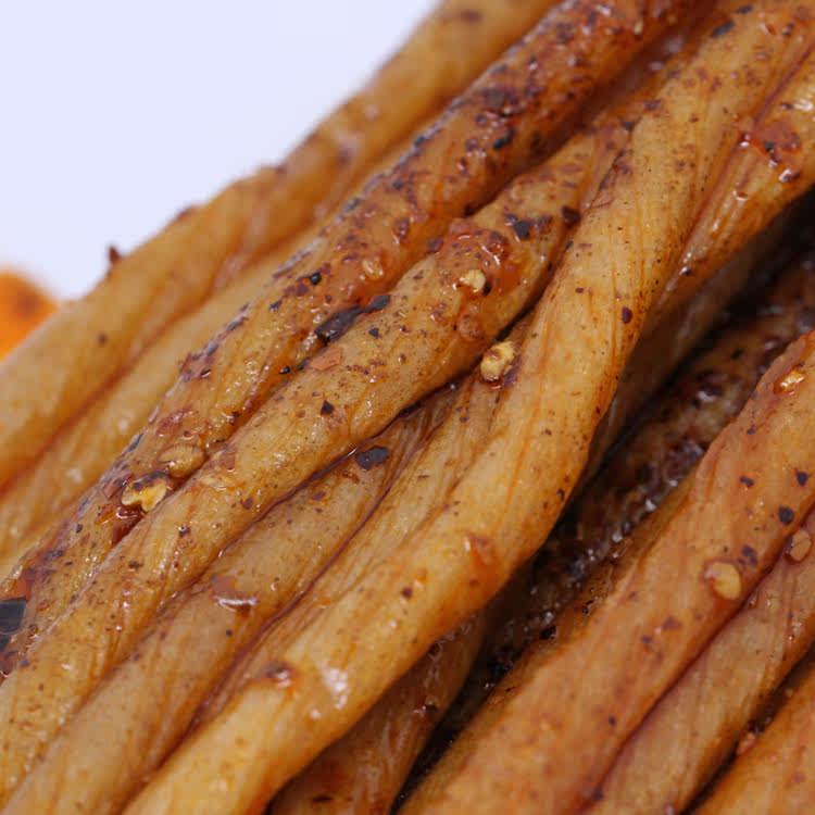 经典喜洽烤牛筋辣条麻辣零食辣片香辣嚼劲素肉面制品满10袋包邮