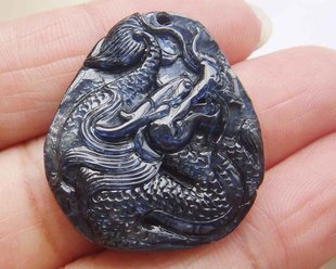 09克拉天然蓝宝石龙雕件挂件