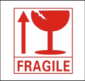 厂家特价 中英文小心易碎不干胶贴纸 易碎标签 警示贴纸 270贴/包