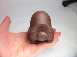 宜兴 精致雕塑 正品 小茶宠 喷水乌龟 紫色 冰裂纹 喷水将军龟