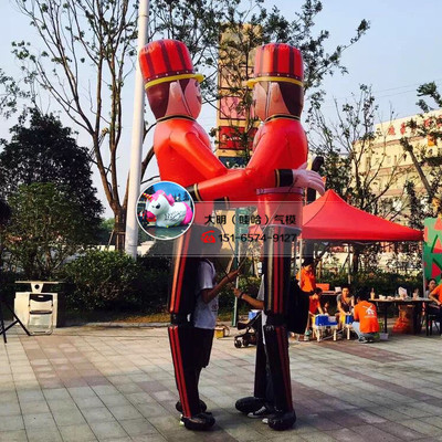 双手带操作杆的小丑气模人穿在身上的充气长腿欧巴广告巡游气模