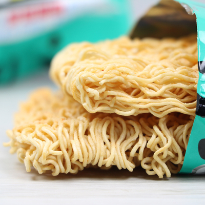 给力餐火鸡面干吃酥脆方便面50袋整箱学生面休闲零食口味混装包邮