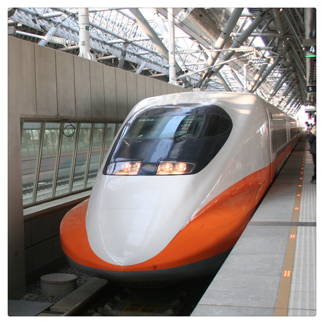 hr看车流量火车也约225hr不同车次高铁约1h但台中高铁站到市区约30min