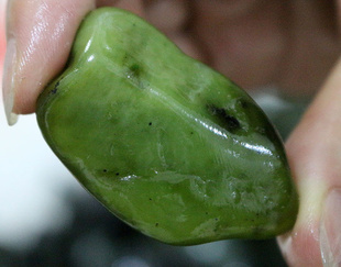 新疆天玉奇石掌柜推荐天山黑宝昆仑黑碧玉籽料特价批发按公斤销售