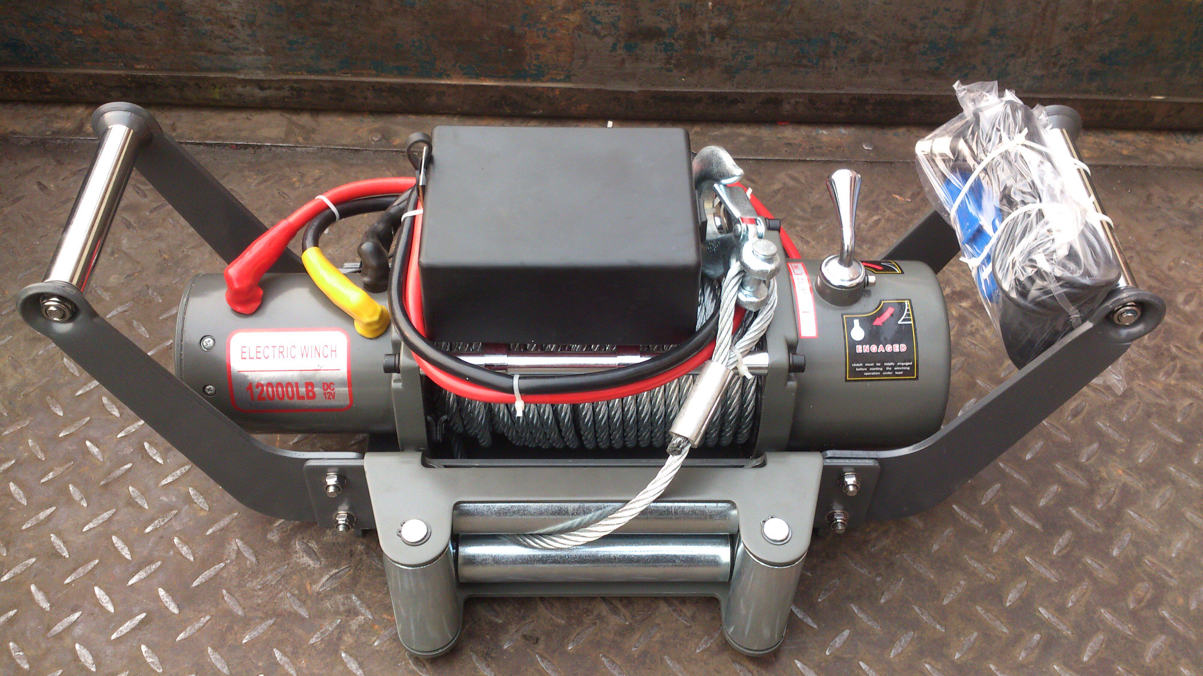 越野车专用电动绞盘,带遥控,带绞盘架带快插,配件已配齐.12000磅